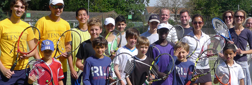  Kinder im Sommer Tenniscamp, London