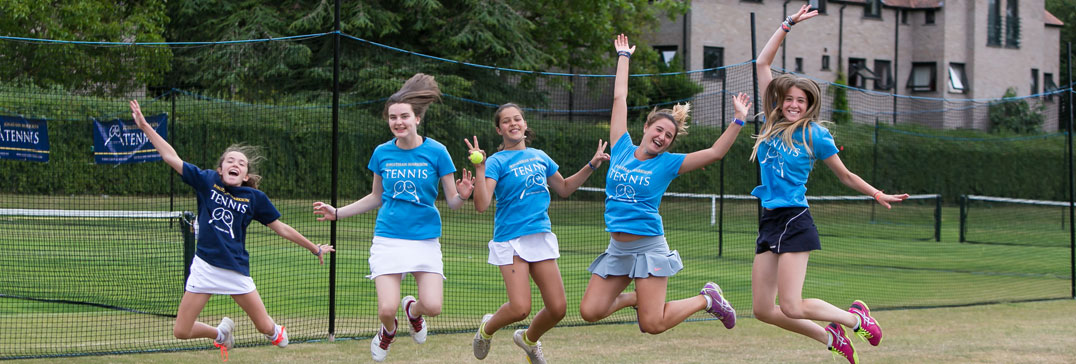  Spielerinnen im Camp, tenniscamp England