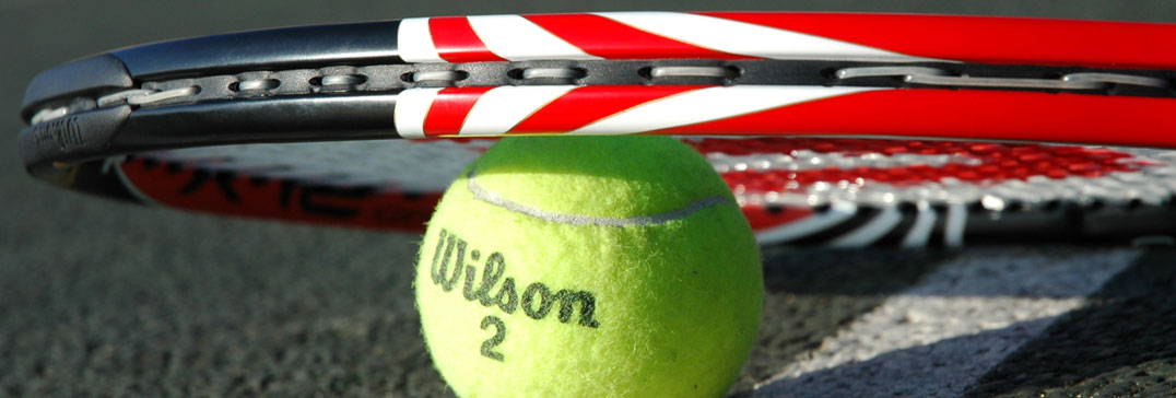 Tennisball und Tennis-Schläger