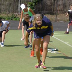 Kinder Aufwärmen vor dem Tennis